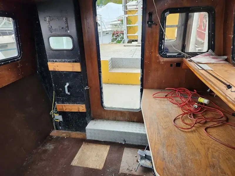 कार्य नौकाएँ बिक्री के लिए