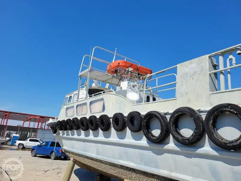 क्रू बोट बिक्री के लिए