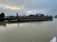 पीपे का पुल बेचने के लिए
