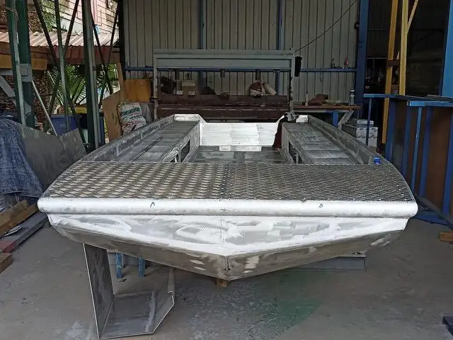 कार्य नौकाएँ बिक्री के लिए