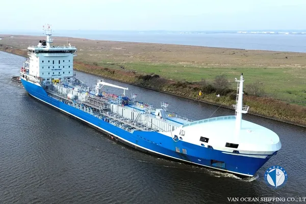 Oil/Chemical tanker for sale
