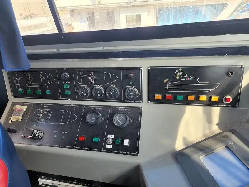 गश्ती नाव बिक्री के लिए