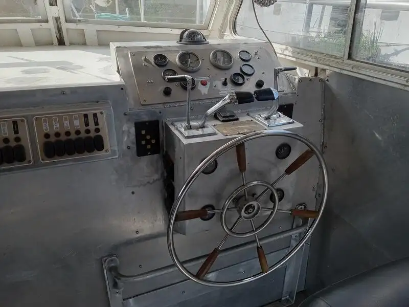 क्रू बोट बिक्री के लिए