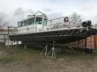 चालक दल की नाव बेचने के लिए