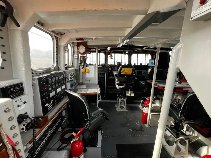 चालक दल की नाव बेचने के लिए