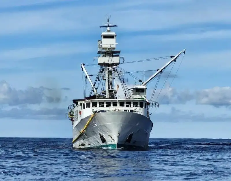 मछली पकड़नेवाला जहाज़ बेचने के लिए