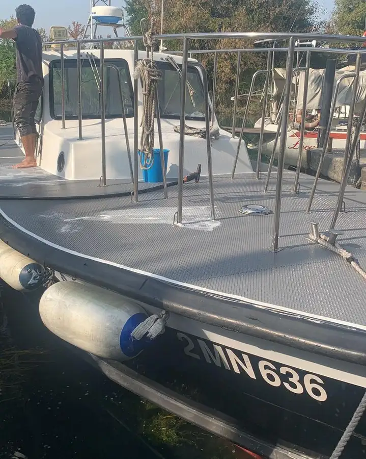 पायलट नाव बेचने के लिए