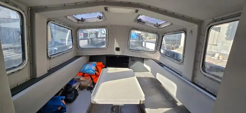 पायलट नाव बेचने के लिए