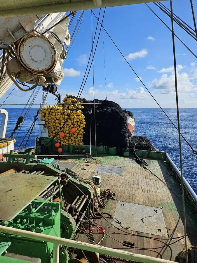 मछली पकड़नेवाला जहाज़ बेचने के लिए