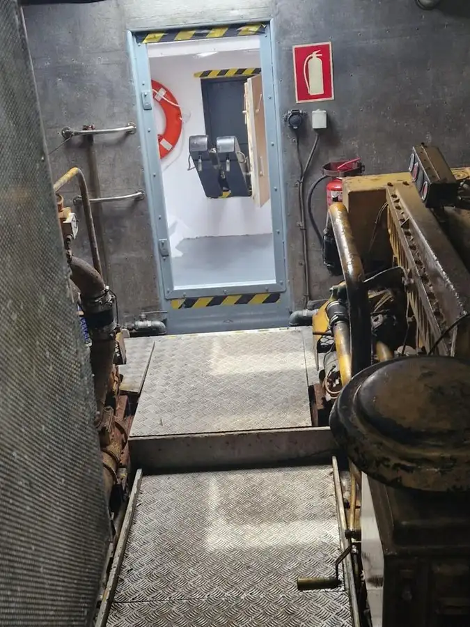 पायलट नाव बेचने के लिए