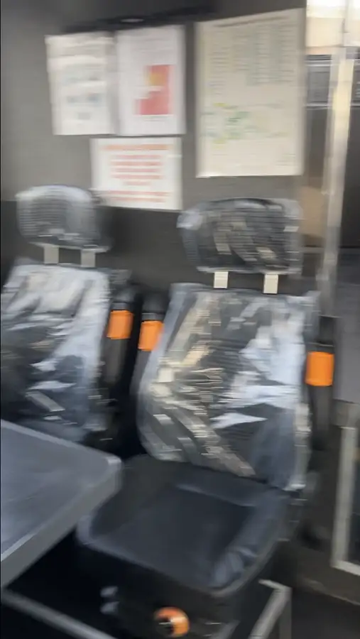 कंटेनर जहाज़ बेचने के लिए