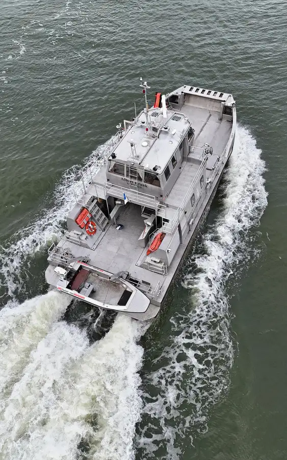 कटमरैन बेचने के लिए