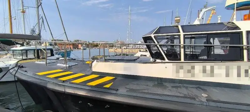 पायलट नाव बेचने के लिए