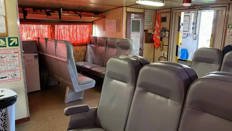 चालक दल की नाव बेचने के लिए