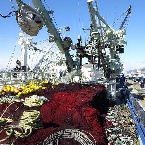 मछली पकड़नेवाला जहाज़ बेचने के लिए