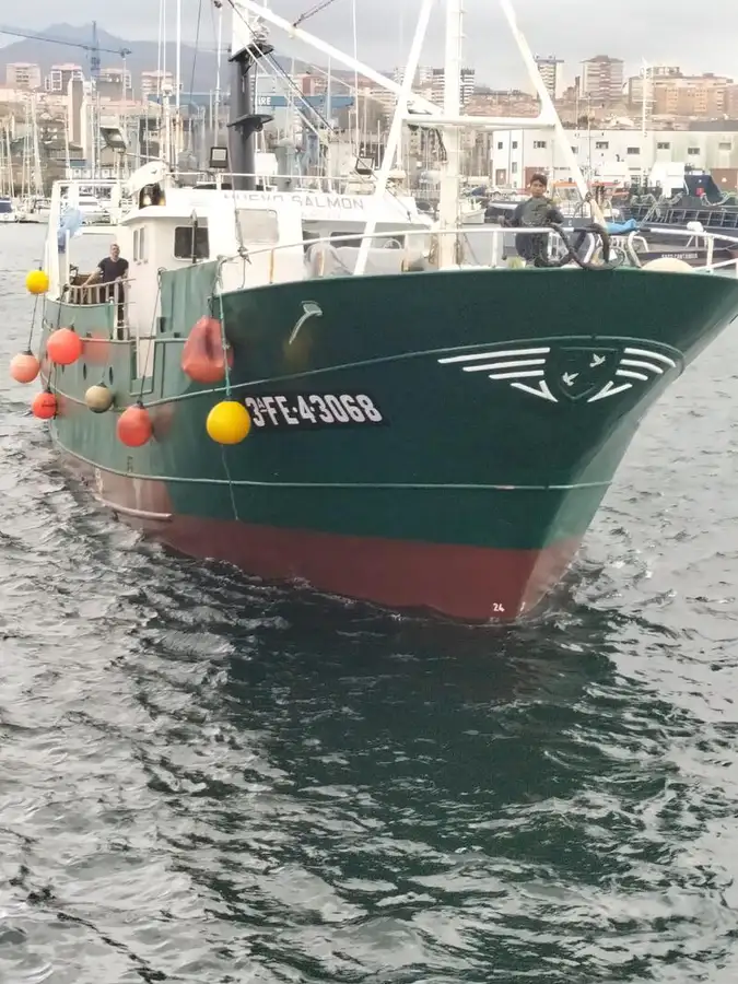 मत्स्य पालन ट्रॉलर बेचने के लिए