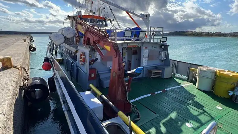 चालक दल की नाव बेचने के लिए