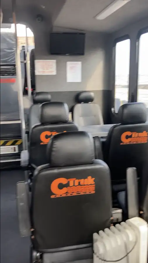 कंटेनर जहाज़ बेचने के लिए