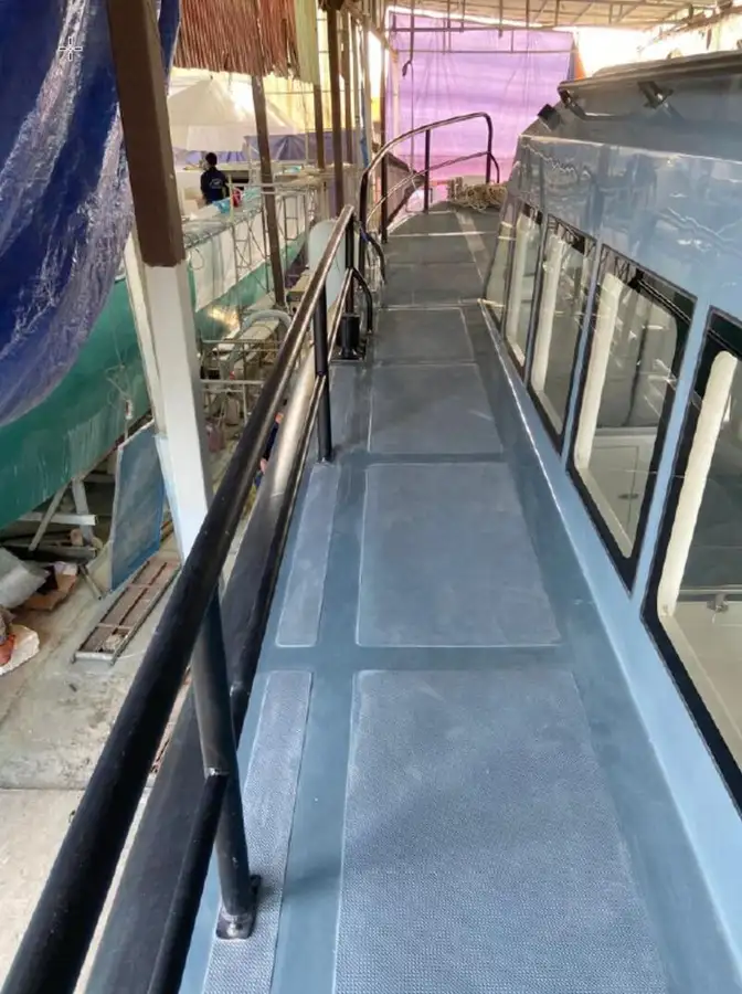 चालक दल की नाव बेचने के लिए