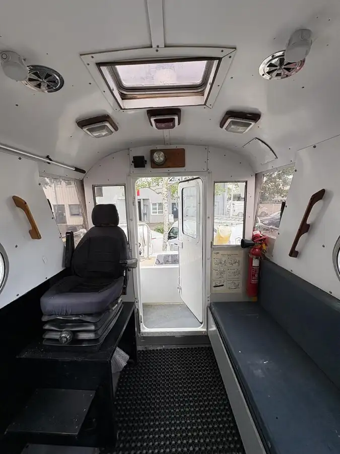 पायलट नाव बेचने के लिए