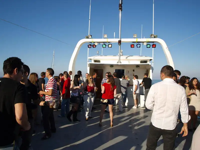 नौका पोत बेचने के लिए