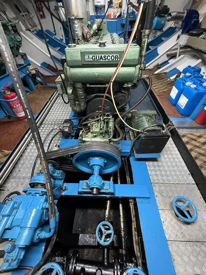 मत्स्य पालन ट्रॉलर बेचने के लिए