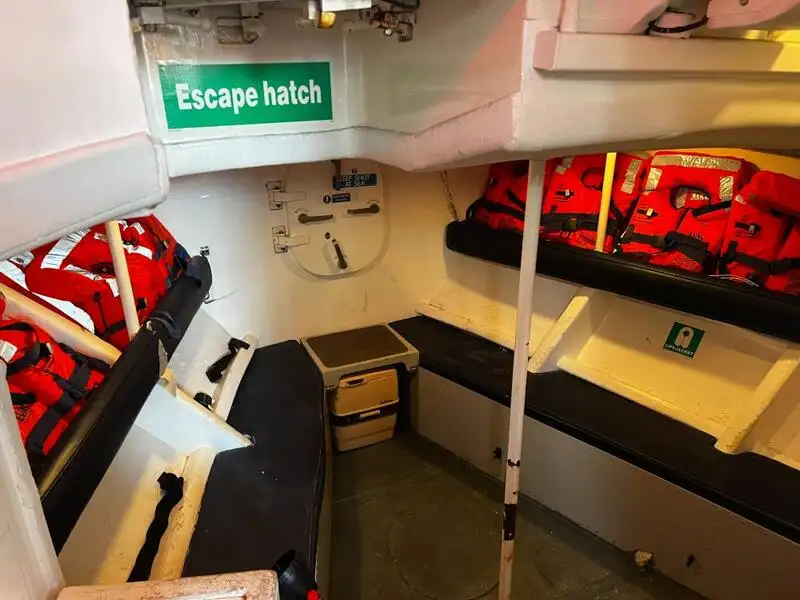 चालक दल की नाव बेचने के लिए