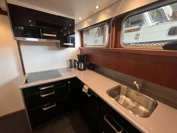 काम की नावें बेचने के लिए