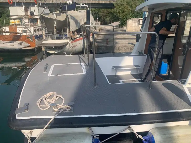 पायलट नाव बेचने के लिए