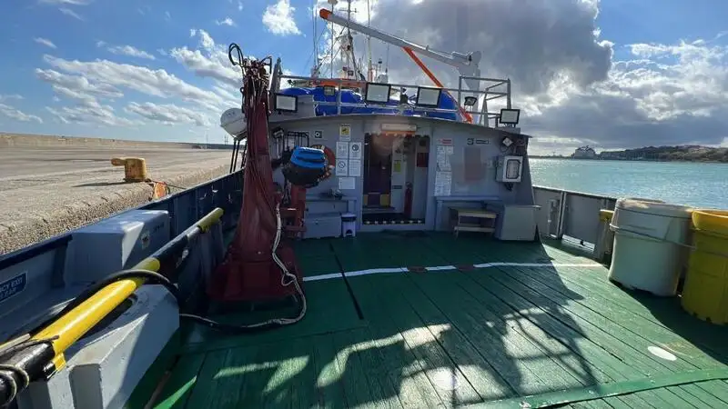 चालक दल की नाव बेचने के लिए