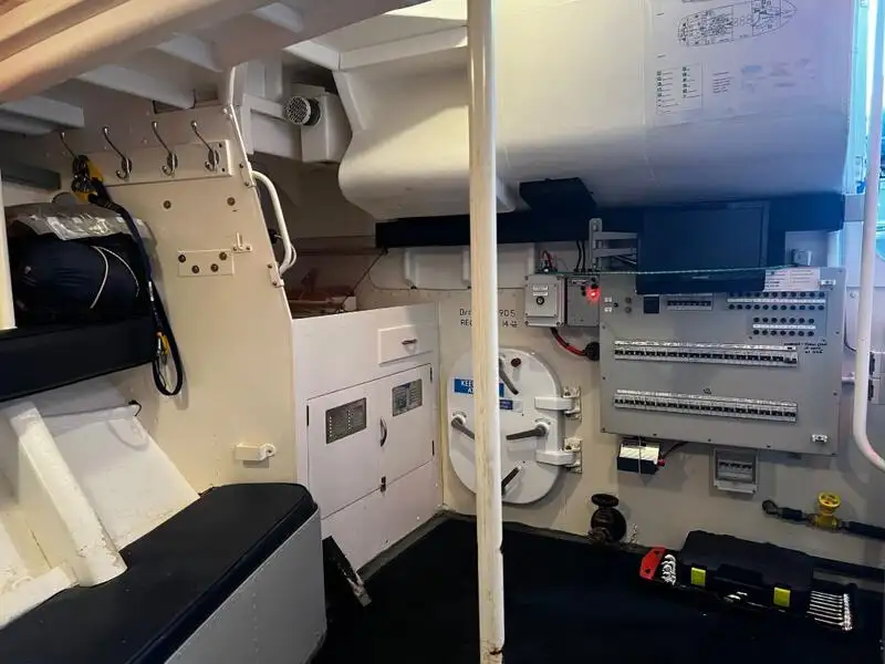 चालक दल की नाव बेचने के लिए