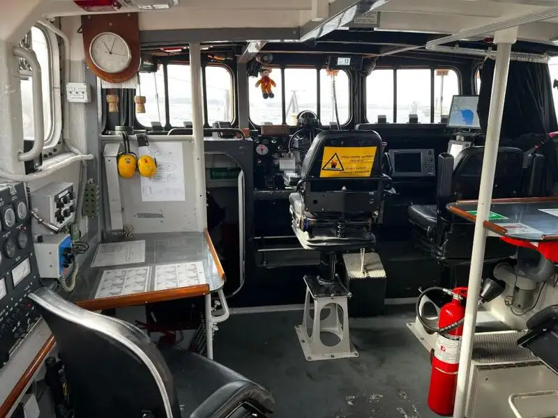 चालक दल की नाव बेचने के लिए