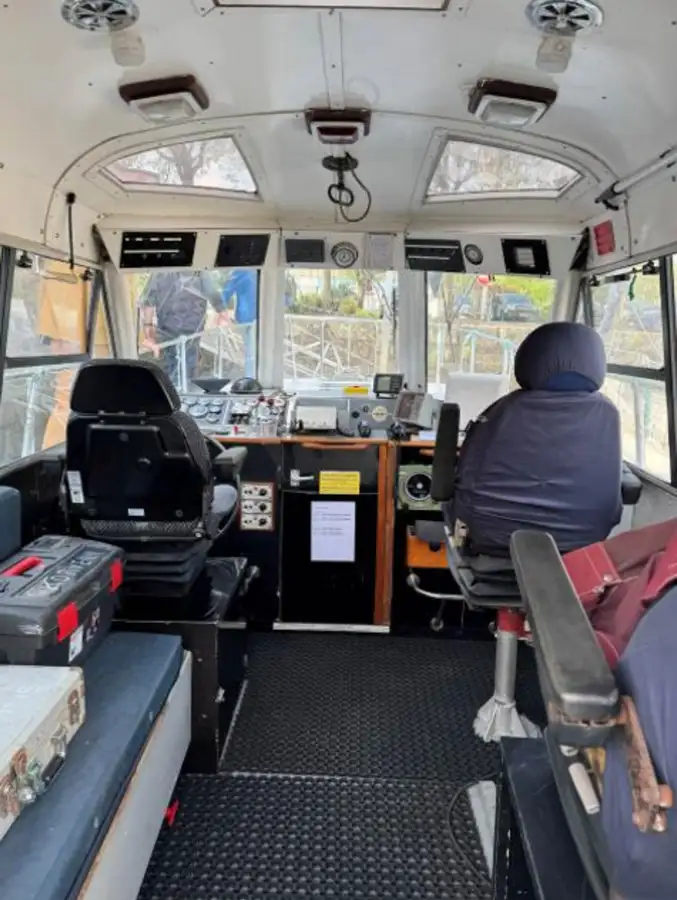 पायलट नाव बेचने के लिए