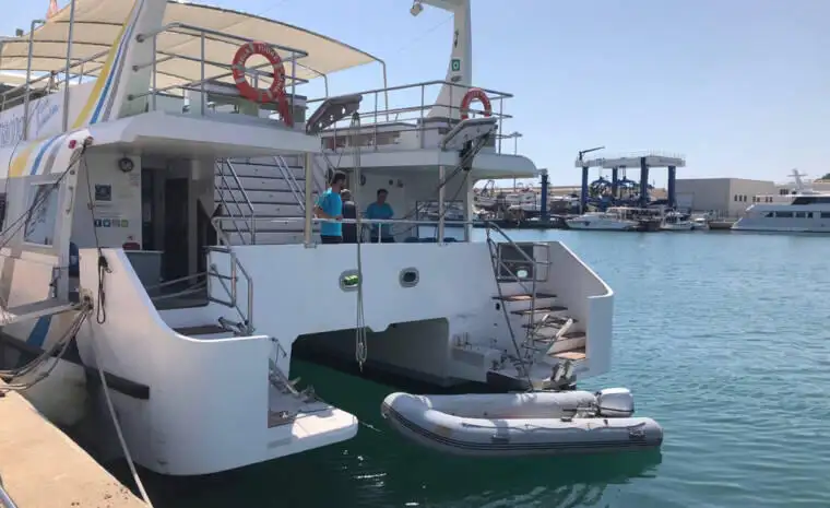 नौका पोत बेचने के लिए