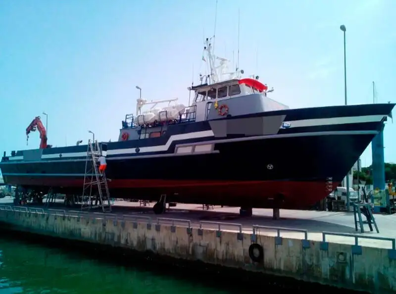 चालक दल की नाव बेचने के लिए