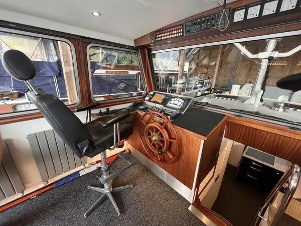 काम की नावें बेचने के लिए