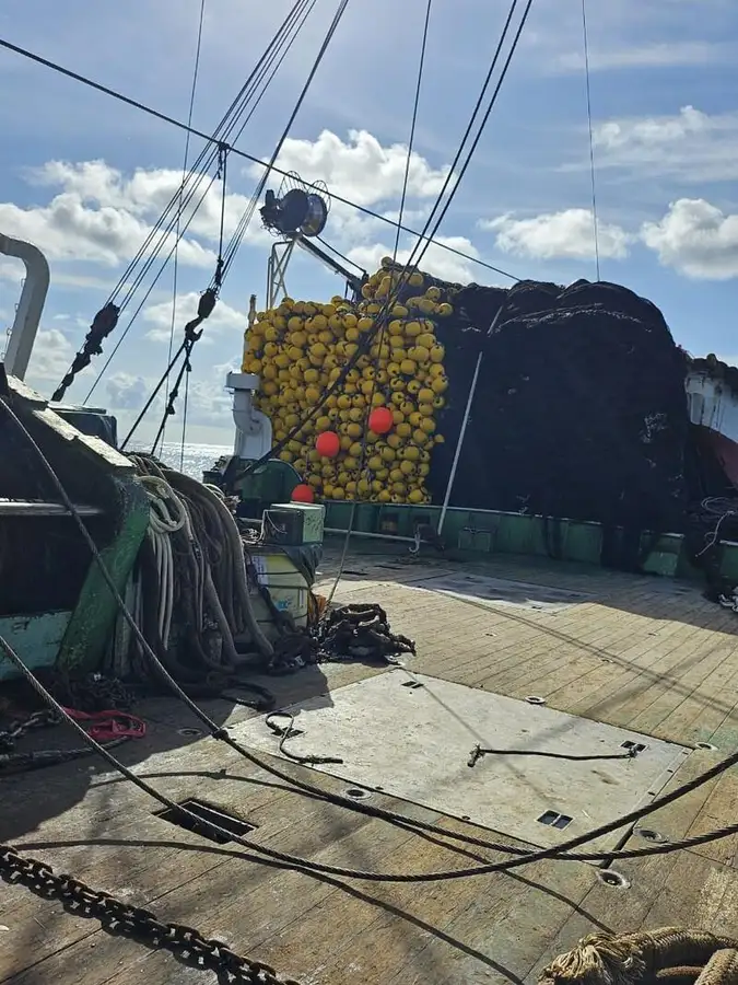 मछली पकड़नेवाला जहाज़ बेचने के लिए