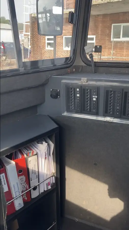 कंटेनर जहाज़ बेचने के लिए