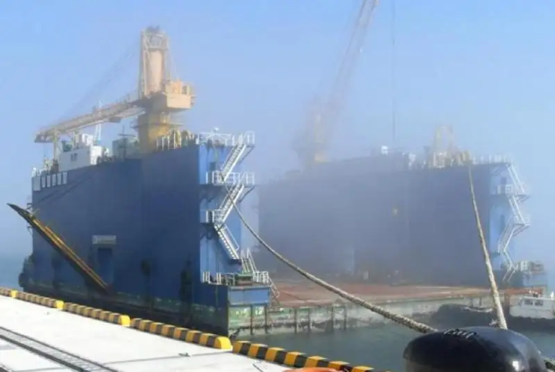 फ्लोटिंग डॉक बेचने के लिए