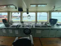 बादबानी जहाज बेचने के लिए