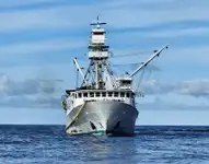 मछली पकड़नेवाला जहाज़ बेचने के लिए