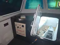 चालक दल की नाव बेचने के लिए