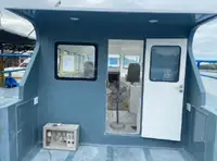 चालक दल की नाव बेचने के लिए