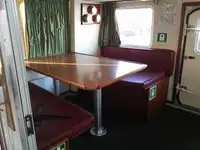 चालक दल की नाव बेचने के लिए