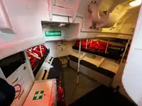 चालक दल की नाव बेचने के लिए