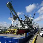 मछली पकड़नेवाला जहाज़ बेचने के लिए