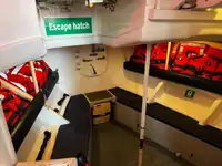 चालक दल की नाव बेचने के लिए