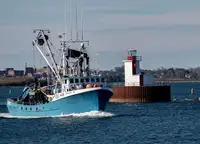 मछली पकड़नेवाला जहाज़ बेचने के लिए