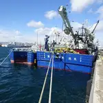 मछली पकड़नेवाला जहाज़ बेचने के लिए
