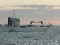 बादबानी जहाज बेचने के लिए